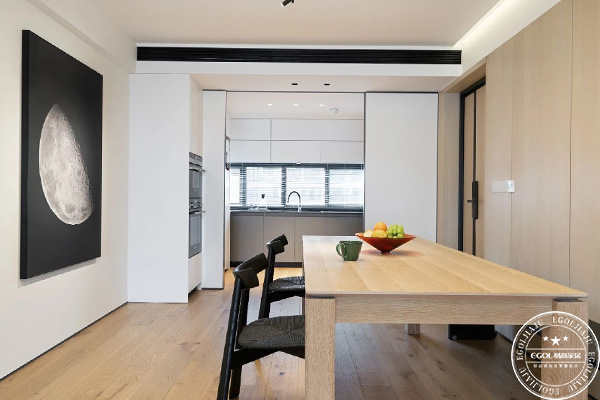 定制家具如何選材才能靠得?。? /><br />
&nbsp;&nbsp;&nbsp; 密度板：密度板是用拿粉末狀的木質纖維歷經高溫壓制成型的，外觀光滑平整。密度板屬于柔軟類型的，所以定制櫥柜的話，你不建議選擇這里板材，長時間潮濕的狀態或者是重物長時間壓著會導致板材變形。所以在選擇板材的時候一定要根據空間的特色來選擇。<br />
<img src=