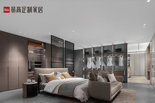  跨行能加盟全屋定制家具嗎？之前沒經(jīng)驗(yàn)?zāi)茏鰡幔? /></div>
<div>&nbsp; &nbsp; &nbsp;其次是相關(guān)內(nèi)容的培訓(xùn)，新手加盟商沒有專業(yè)的設(shè)計(jì)、銷售知識(shí)，團(tuán)隊(duì)人員組建時(shí)間不長，如何配合也是個(gè)問題，針對(duì)這一問題，全屋定制加盟品牌一般會(huì)提供全方位的培訓(xùn)，比如設(shè)計(jì)、安裝、銷售、管理等各個(gè)方面，幫助加盟商順利度過新手期。<img src=